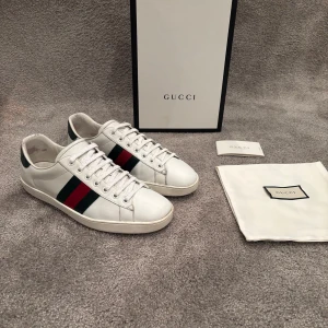 Gucci Ace skor - Hej! Säljer nu dessa väldigt populära och sällsynta Gucci Ace Skorna! Storlek UK 7 vilket motsvarar 41-42! Skick 9,5/10 ny pris= 9500 kr, Säljs för 1899 kr! OG tillkommer vid köp! Kvitto finns 