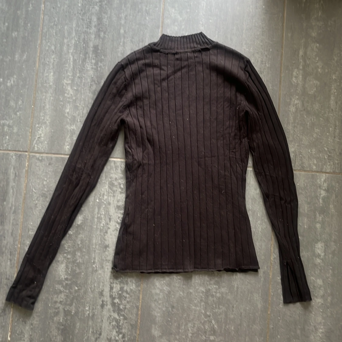 Svart ribbad polotröja från H&M - 1