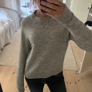 Grå stickad tröja med rund hals - Säljer då den inte används, köparen står för frakt. Använd gärna ”köp nu” 🩶🩶