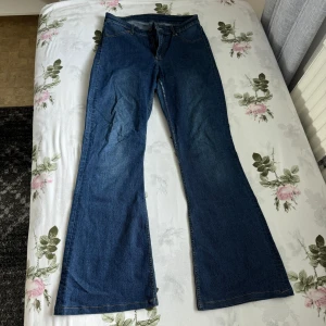 Blå bootcut jeans från Cheap Monday - Snygga blå jeans från Cheap Monday i klassisk bootcut-modell. Jeansen har normal passform, fickor och dragkedja. Tillverkade i jeansmaterial med en mörkblå tvätt och diskreta sömmar. 
