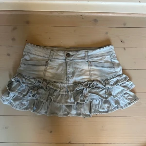 Ljus jeanskjol med volanger - Supersöt ljusblå jeanskjol med dubbla volanger. Mått finns i annonsen, men tar emot andra frågor privat!🥰
