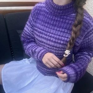 Lila randig stickad tröja - Supermysig stickad tröja i olika nyanser av lila med randigt mönster. Tröjan har hög krage. Från Zara i strl S. Perfekt för kalla dagar eller sommarkvällar☀️✨ helt ny och oanvänd 