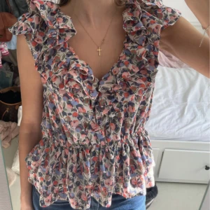 Blommig volangblus med v-ringning från hm  - Supersöt blommig topp från hm, lånade bilder av tjejen jag köpte av på vinted🩷 storlek 40 