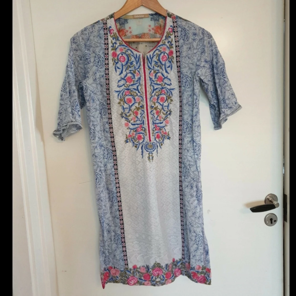 Broderad klänning - 1