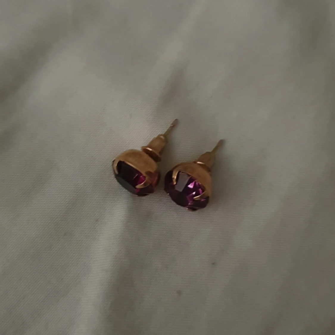 Guldiga örhängen med lila sten - 1