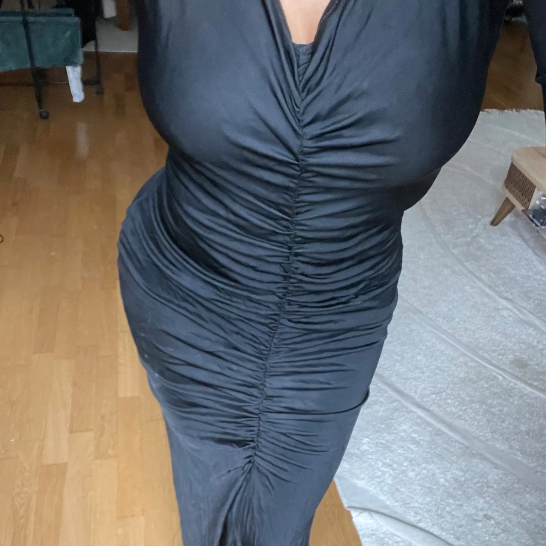 Svart långklänning med rynk och v-ringning - 1