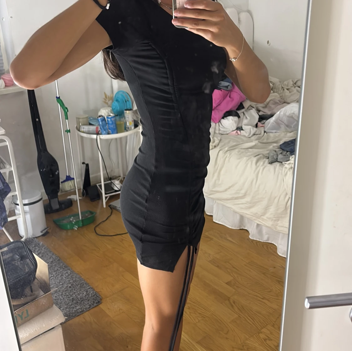 Svart tight kortklänning med snörning - 2