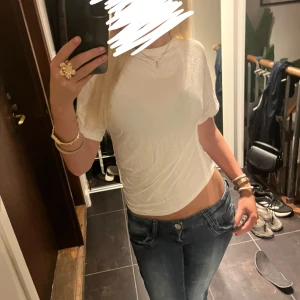 Vit  t-shirt i bomull - Vit T-shirt från lager 157 med en sida som är lite öppen (som ni ser på bilden💕) den är lite tunnare men snygg till allt! Säljer för att jag sparar pengar för tillfället!💕