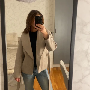 Beige höst jacka💘💘 - En beige kappa från Only i storlek xs🍁