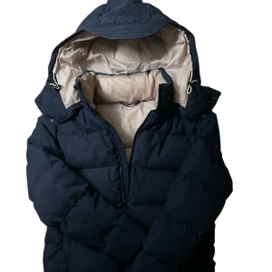 Lexington M - Säljer en mörkblå pufferjacka från Lexington i storlek M. Jackan är av en årsmodell äldre och finns inte längre att köpa på deras egna hemsida. Köpt för 5500kr, kom med prisförslag annars. Jag fraktar inom 24 timmar. Jackan är i nyskick!