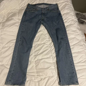 Levi's 501 blå jeans W31 L32 - Klassiska Levi's 501 jeans i blå denim med raka ben och klassisk tvätt. Har använt dom ett fåtal gånger för att dom var lite för små för mig. Så väldigt bra skick med andra ord