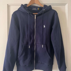 Ralph Lauren zip hoodie  - Säker en snygg zip hoodie från Polo Ralph Lauren i storlek M. Fick de. i present och passar tyvärr inte mig. Kan gå ner i pris vid snabb affär. Vid fler frågor kom privat 