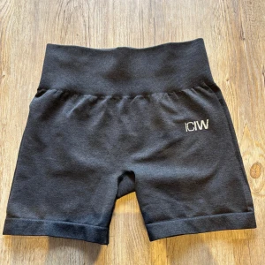Svarta högmidjade shorts från ICANIWILL - Svarta, tighta träningsshorts från ICANIWILL med hög midja och diskret logga framtill. Mjukt och stretchigt material i polyamid, polyester och elastan som sitter skönt på kroppen. Perfekta för gymmet eller löprundan.