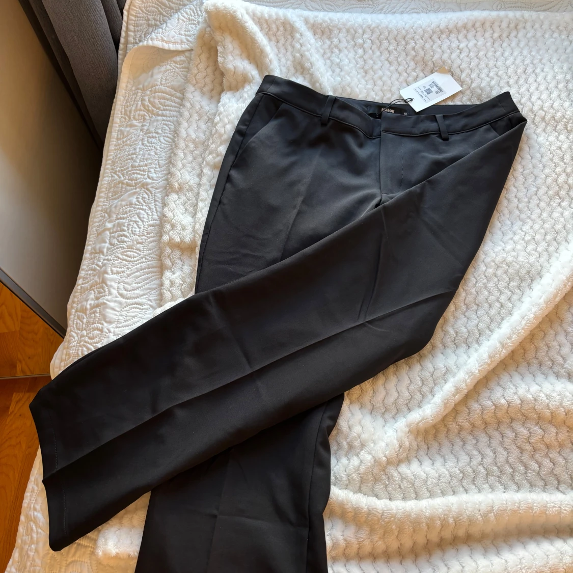 Svarta kostymbyxor från Bik Bok