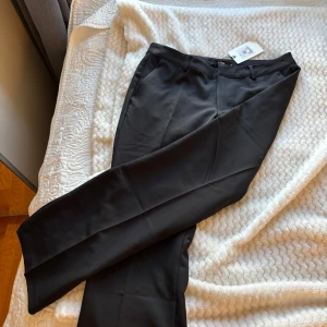Svarta kostymbyxor från Bik Bok - Svarta kostymbyxor ifrån Bikbok i storlek 40 (petite). Byxorna är helt oanvända, endast provade en gång💞Säljer pga att de vad för korta för mig (jag är 160cm lång) 