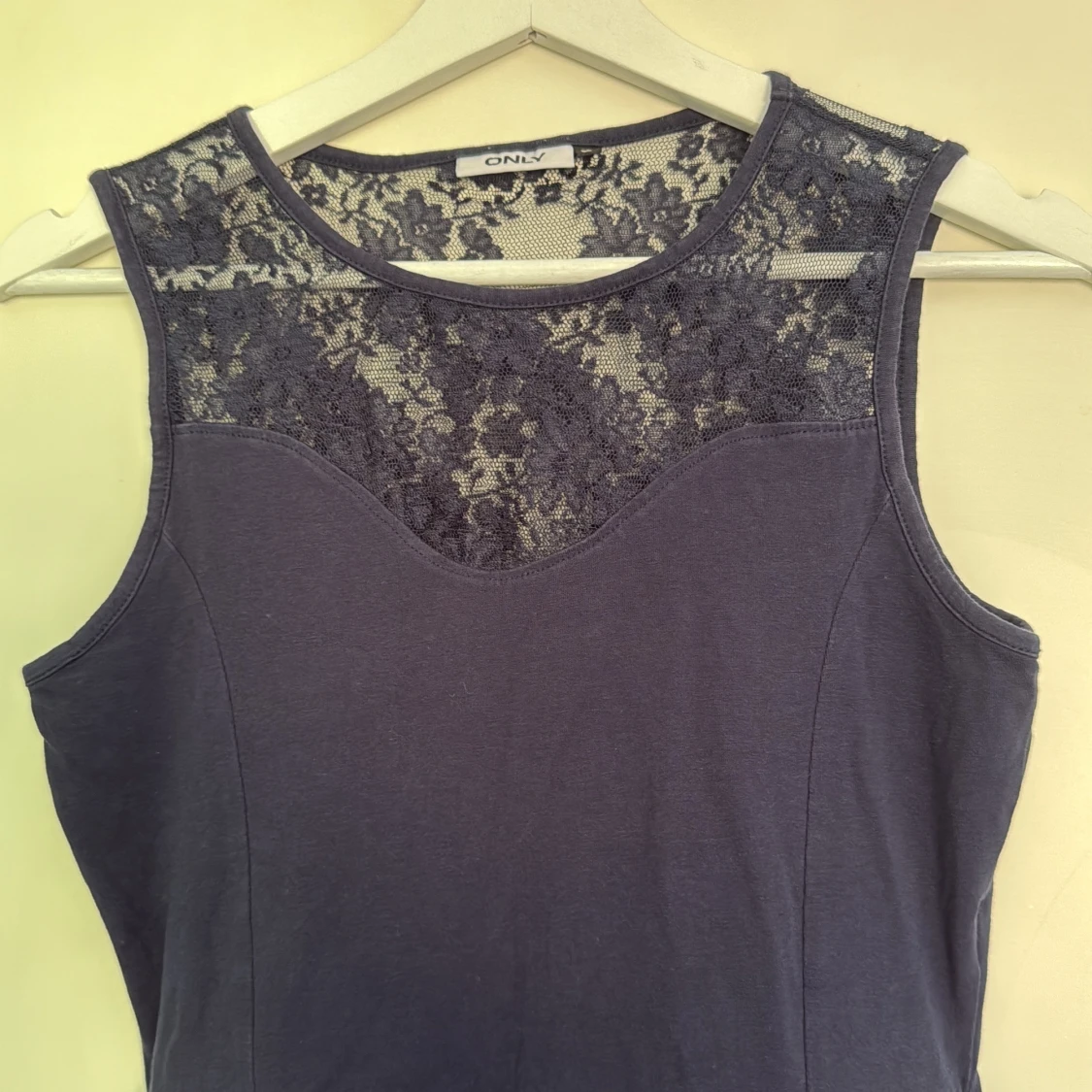 Mörkblå spetsklänning från ONLY - 2