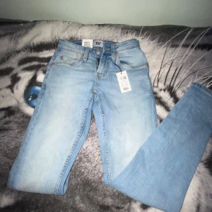 Ljusblå jeans från 157 Rocket XS - Snygga ljusblå jeans från 157 Rocket i modellen XS. Klassisk femficksdesign, raka ben och normal passform. Jeansen är tillverkade i bomull och har en fräsch, ljus tvätt som passar perfekt till sneakers eller boots ej använda och pris kan förhandlas vid snabb affär✌️