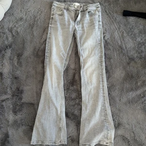 Ljusgrå bootcut jeans - Säljer ett par ljusgrå jeans med bootcut-modell.