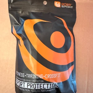 Svarta knästöd/armbågsstöd  Boer Sport L - Säljer ett par svarta armbågsskydd från Boer Sport i storlek L. De är stickade och har en cool, teknisk design med ribbade detaljer för extra grepp och stöd. Perfekta för gym, crossfit eller annan träning där du vill skydda armbågarna och få bättre grepp.