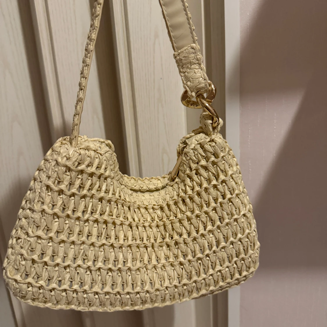 Beige axelväska i flätad syntet - 1