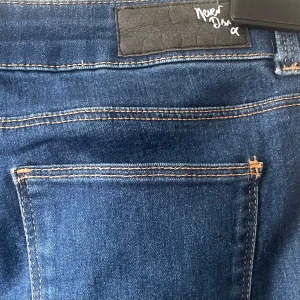 Knappt använda Never Denim (Bik Bok)jeans strl 26- stretchiga  - Ett par snygga och sköna skinny jeans i strl 26 från Never Denim, Bik Bok. Modellen heter ”Groupie Power” och är mörkblå. De är stretchiga och mycket sköna att använda. Säljes endast för att jag inte använder annat än high waist jeans så har kanske använt dessa 2 ggr, så de är mer eller mindre i nyskick! Katter finns i hemmet