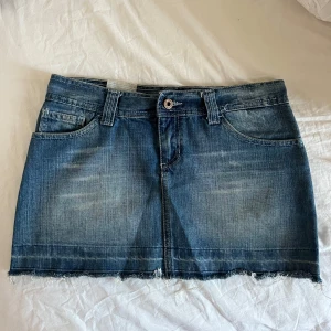 Vintage jeanskjol - Säljer denna så snygga jeanskjol, den är köpt på en second hand i Paris💞storlek 36 men passar mindre också