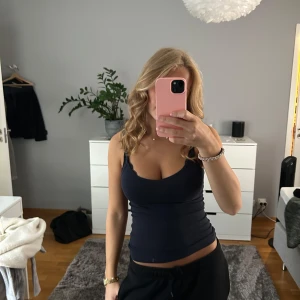 Mörkblått linne - Säljer ett mörkblått linne från Cubus i storlek XS. Toppen passar även till S. Den är knappt använd o har inga defekter.💕💕