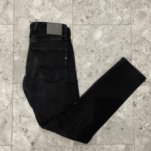 Svarta Replay Anbass Jeans  - Svarta Replay Anbass Jeans || Storlek W31 L34 || Jeansen är i bra skick || Mitt pris 599kr || Tveka inte på att höra av dig vid frågor eller funderingar 