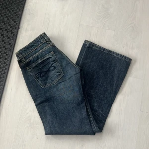lågmidjade jeans - helt nya bootcutjeans💕 midjemått: ca 37 innerbenslängd: ca 80