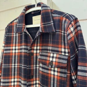 A day’s march overshirt - Storlek M  - Tjenare! Säljer en riktigt fet och unik overshirt i från märket A Day’s March. Den är i storlek M och är i superbra skick. Denna passar perfekt till höstsäsongen! Hör gärna av er vid frågor och funderingar🙌 