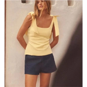 Zara topp - jättefin gul topp använd 1 gång. storlek L men passar som M. går ner i pris vid snabb affär.