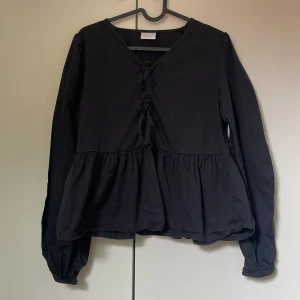 Svart blus från gina🖤 - Säljer denna svarta blusen från gina som jag har använt max 5 gånger🥰 inga hål och jätte bra skick men kommer inte till användning⭐️ säljer för 150kr eftersom den är så ny💓storleken står ej men är 170 och som en s!