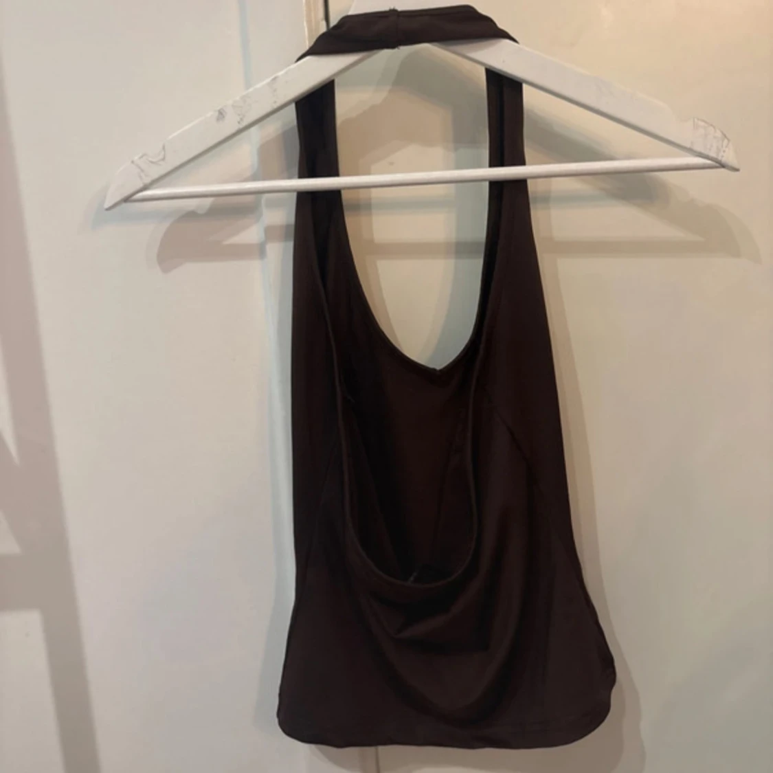 Brun ärmlös linnetopp med djup rygg - 1