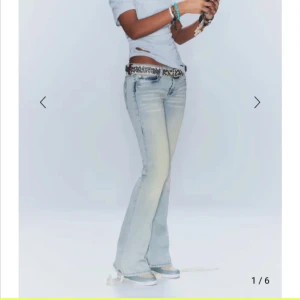 Ljusblå bootcut jeans - Snygga ljusblå jeans med bootcut passform och slitna detaljer framtill. Jeansen har låg midja och klassisk femficksdesign. Sitter som storlek 34 skulle jag säga