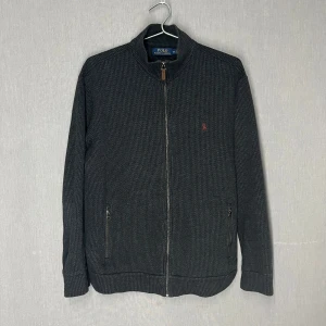 Ralph Lauren Fullzip - Riktigt fin fullzip från ralph lauren. Nyskick 9/10, knappt använd. Skriv för fler bilder eller vid funderingar 🙏😁