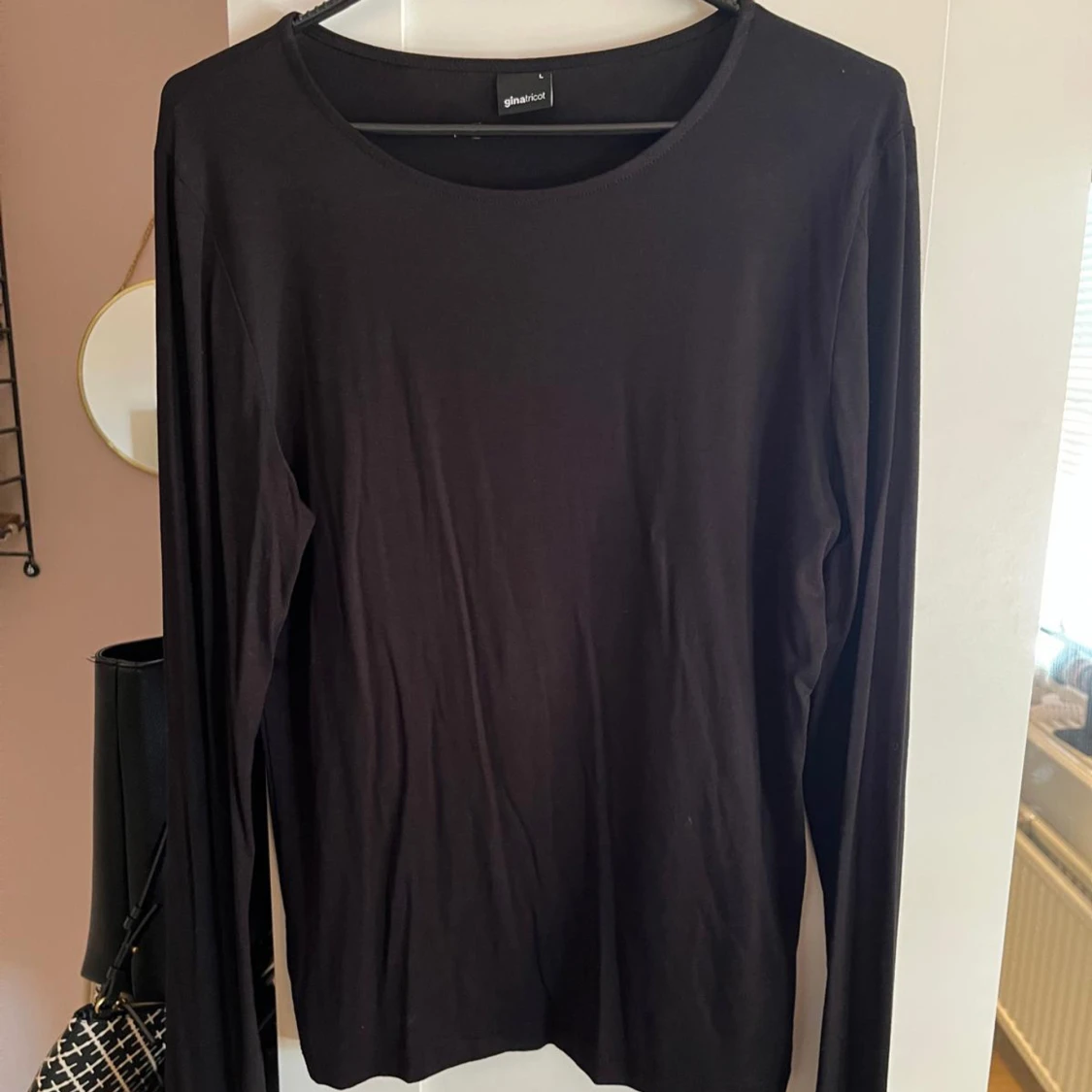 Svart långärmad tröja från Gina Tricot - 1