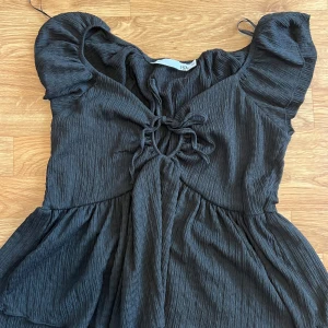 Svart blus från 157 - Jättefin, passar perfekt men jag vill sälja den för den blir stor för mig.