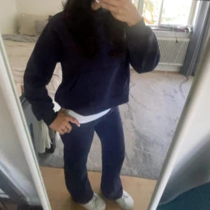 Mörkblå hoodie från Gina Tricot - Mörkblå hoodie och mjukis byxor från Gina Tricot, basically basics-kollektionen. Oversized passform med lång ärm, stor känguruficka framtill och mjukt material i bomullsmix. Perfekt för chill dagar och enkel att matcha med allt. Kommer bara att sälja den som set. Kan alltid diskutera pris. Skriv för frågor och bilder🥰🥰