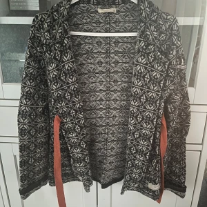Svartvit stickad jacka/kofta från Odd Molly - Säljer en stickad jacka/kofta från Odd Molly i svart och vitt. Långärmad modell med orange knytband i midjan💕