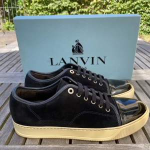 Lanvin skor - Hej! Säljer nu dessa sjukt snygga Lanvin skor. Skorna är i toppskick! Vi rekommenderar att gå ner en storlek. Har ett begränsat antal boxar och dustbag! Hör gärna av dig vid frågor 