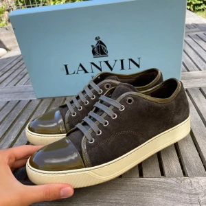 Lanvin skor  - Hej! Säljer nu dessa sjukt snygga Lanvin skor. Skorna är i toppskick! Vi rekommenderar att gå ner en storlek. Har ett begränsat antal boxar och dustbag! Hör gärna av dig vid frågor . Uk5