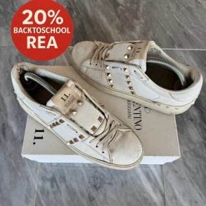 Valentino Rockstud skor  - REA! - Valentino Rockstud - Skick: Bra skick, gått upp lite i sidan, hälen och nya innersulor - Tillbehör: Två Valentino dustbags - Nypris: 6000kr - TrendWardrobe