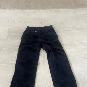 Mörkblå  Juicy Couture  - Mörkblå Juicy byxor. fickor fram och bak samt diskret JC-brodyr. Har ej använt så mycket så är i bra skick . 🌸🌸För hela sättet 500. 
