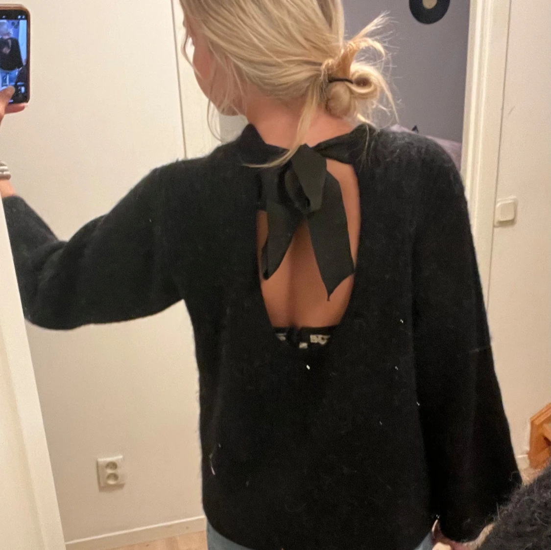 Svart stickad tröja med rosett i ryggen - 1