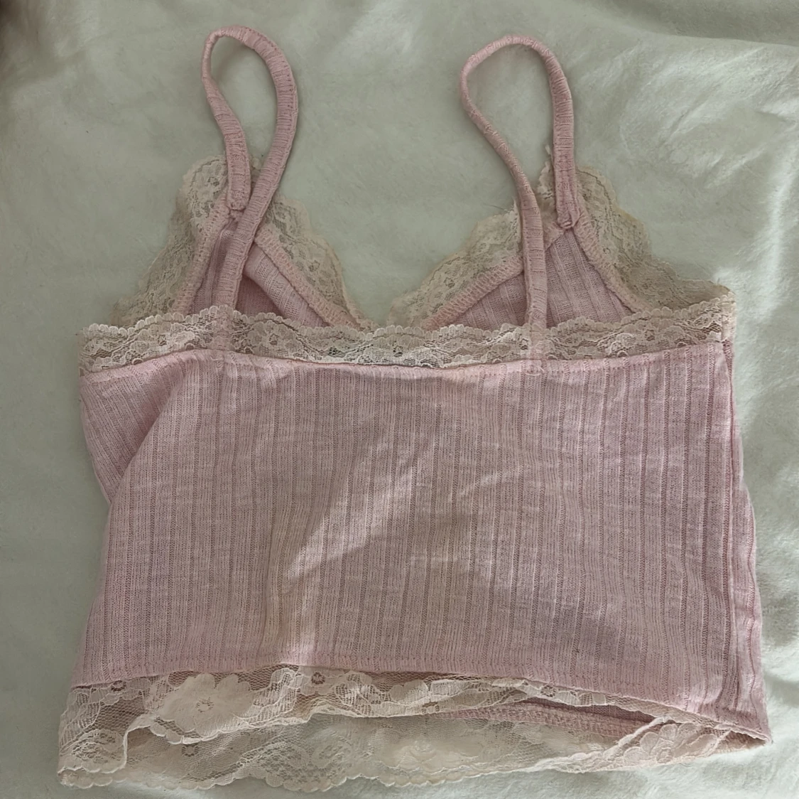 Rosa ribbad linnetopp med spets new yorker  - 1