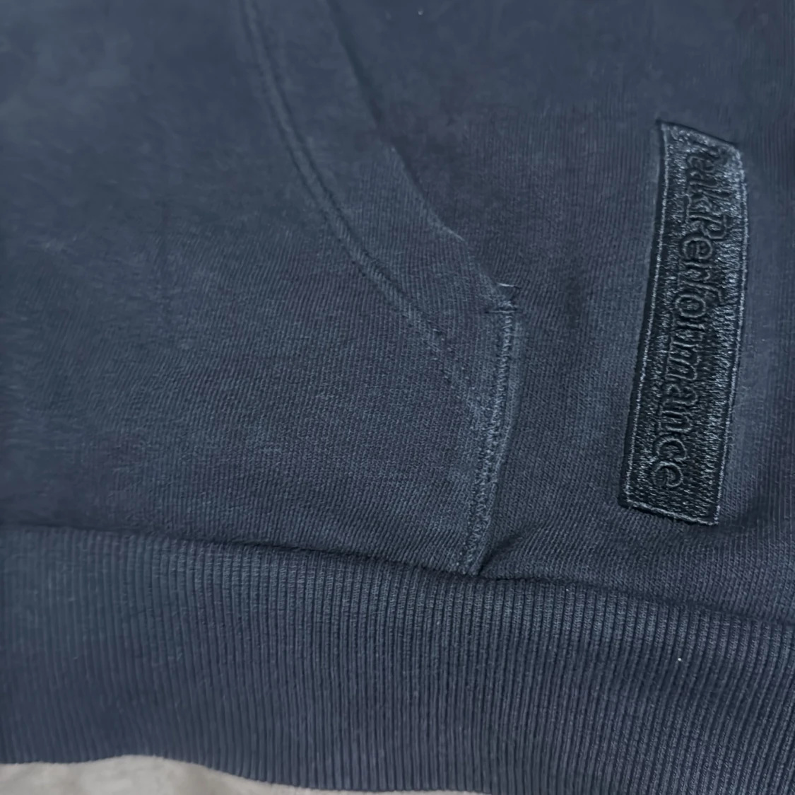 Mörkblå hoodie från Peak Performance - 2