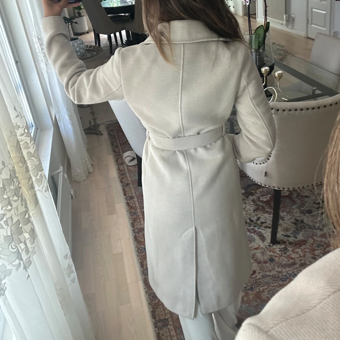 Beige kappa med bälte och slag - 2