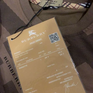 Beige Burberry sweatshirt med logga - Säljer en beige sweatshirt från Burberry med klassiskt rutmönster i brunt och ljusbeige. Tröjan har rund halsringning, långa ärmar och ribbade muddar. Burberry-logga syns på bröstet och ärmen. Perfekt för dig som gillar stilrena designer med lyxig känsla.