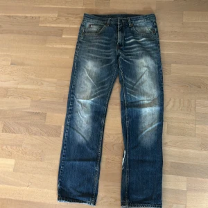Vintage Levis jeans - Feta Levis jeans med en majs fade