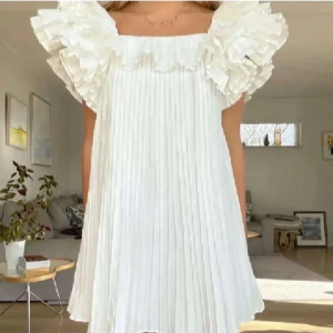 Vit plisserad klänning från Zara - Supersöt vit kortklänning från Zara med plisserat tyg volangärmar. Storlek S. Skriv för fler frågor eller bilder🌺🌺